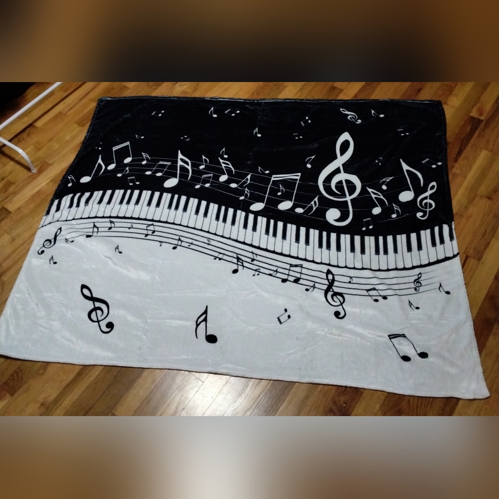 Jekeno Piano Themed Throw Blanket Music Keys Treble Clefs Wavy Staph 48 x 60 NEW